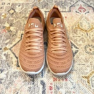 (NWOT) Brand new APL Techloom Wave sneakers (size 6)